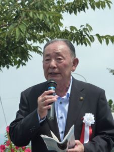 記念碑の建立を祝う岡部正英佐野市長